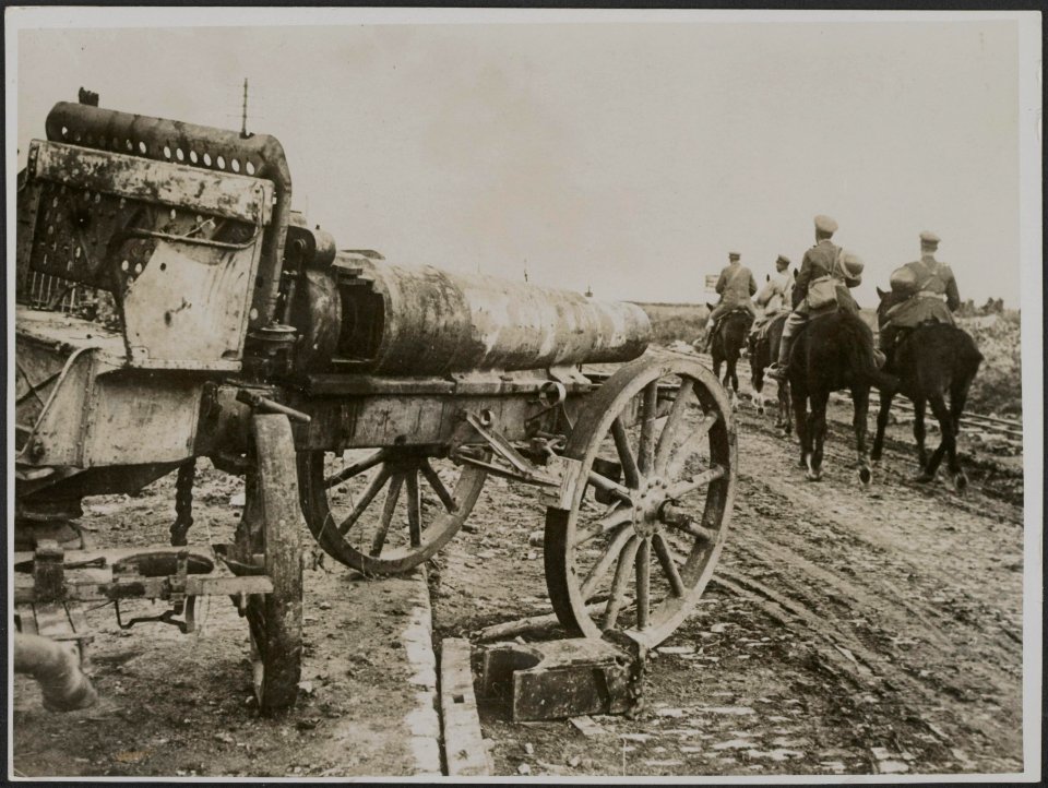 The Cambrai Advance. German gun abandoned by the roadside., Bestanddeelnr 158-1829