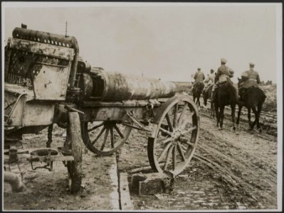 The Cambrai Advance. German gun abandoned by the roadside., Bestanddeelnr 158-1829