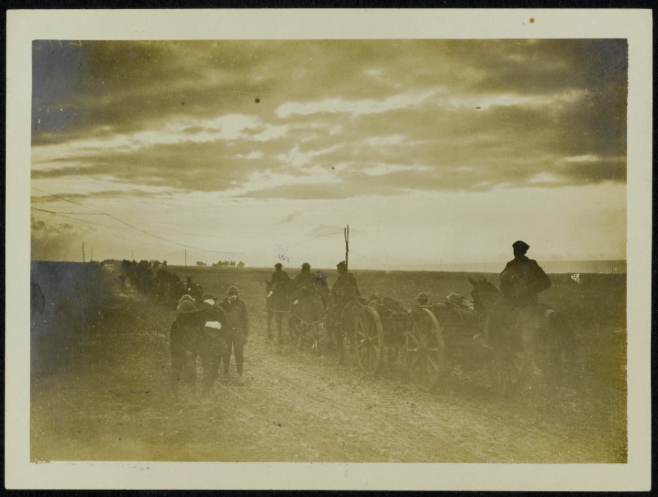 The Cambrai advance. Artillery going forward at dawn., Bestanddeelnr 158-0127