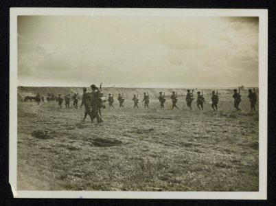 The Cambrai Advance. Infantry advancing below Canal bank for shelter, Bestanddeelnr 158-1161