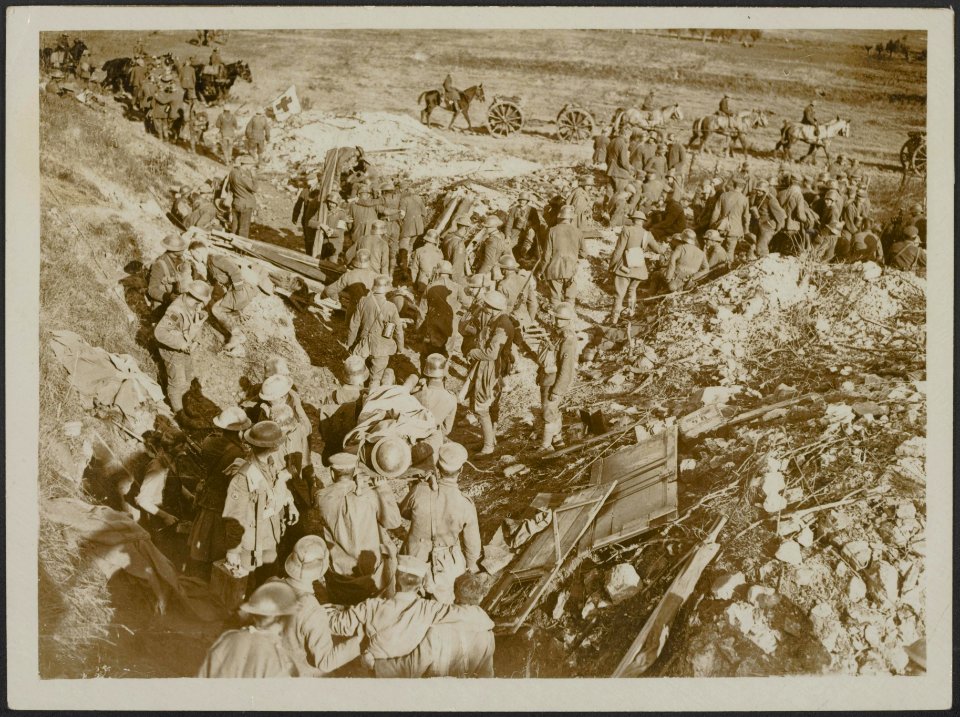 The Cambrai advance. A Field Dressing Station. Wounded being brought in by Germa, Bestanddeelnr 158-2552