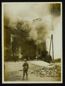 The effect of an incendiary shell. Civilians saving their property near the line, Bestanddeelnr 158-1089
