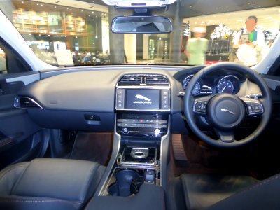 The interior of Jaguar XE 2.0 PRESTIGE