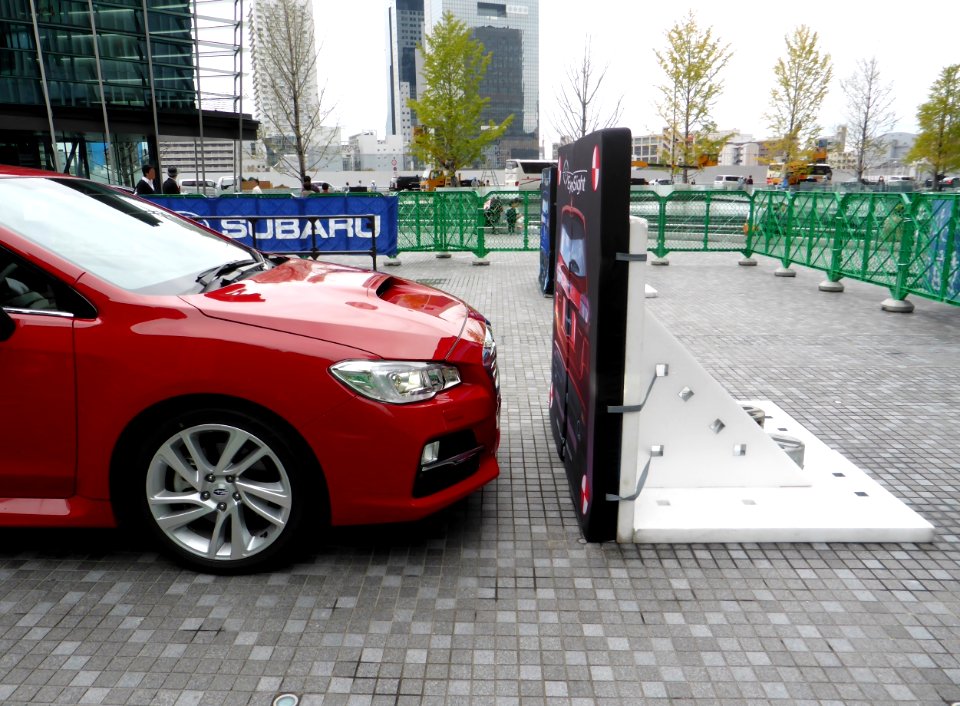 The intervall between Subaru LEVORG 2.0GT EyeSight (VMG) and the wall