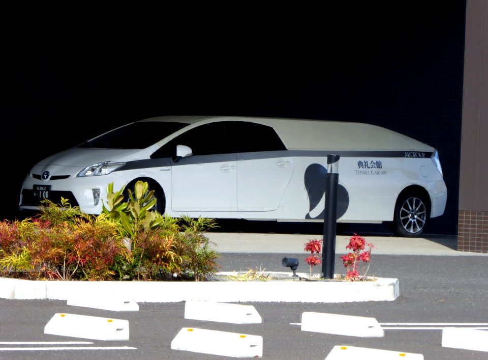 The leftside of Toyota PRIUS (ZVW30) hearse of Tenreikaikan