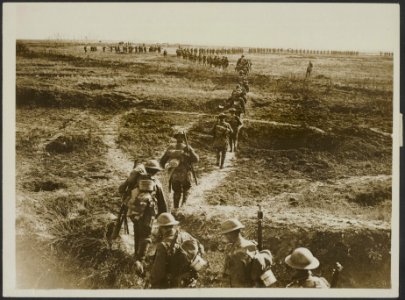 The Cambrai advance. Troops going forward in file in the Cambrai advance, Bestanddeelnr 158-2368