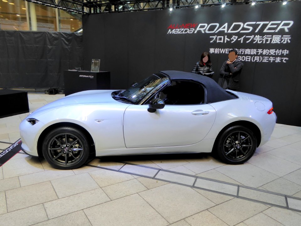 The leftside of Mazda ROADSTER S Spacial Package (ND) with manual transmission,whose roof is closed