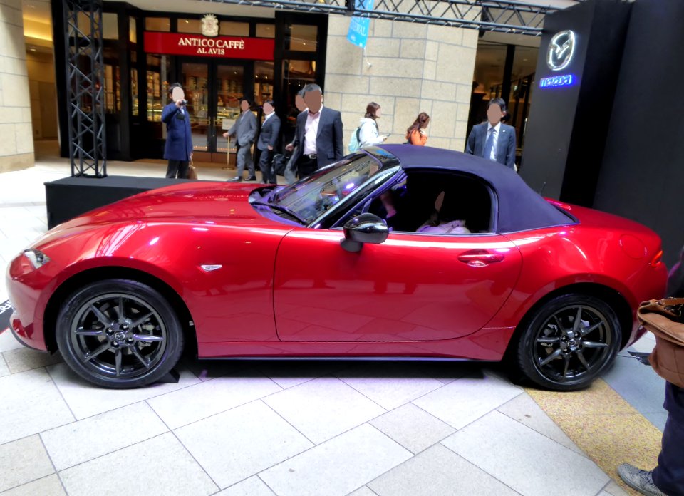 The leftside of Mazda ROADSTER S Spacial Package (ND) with automatic transmission,whose roof is closed