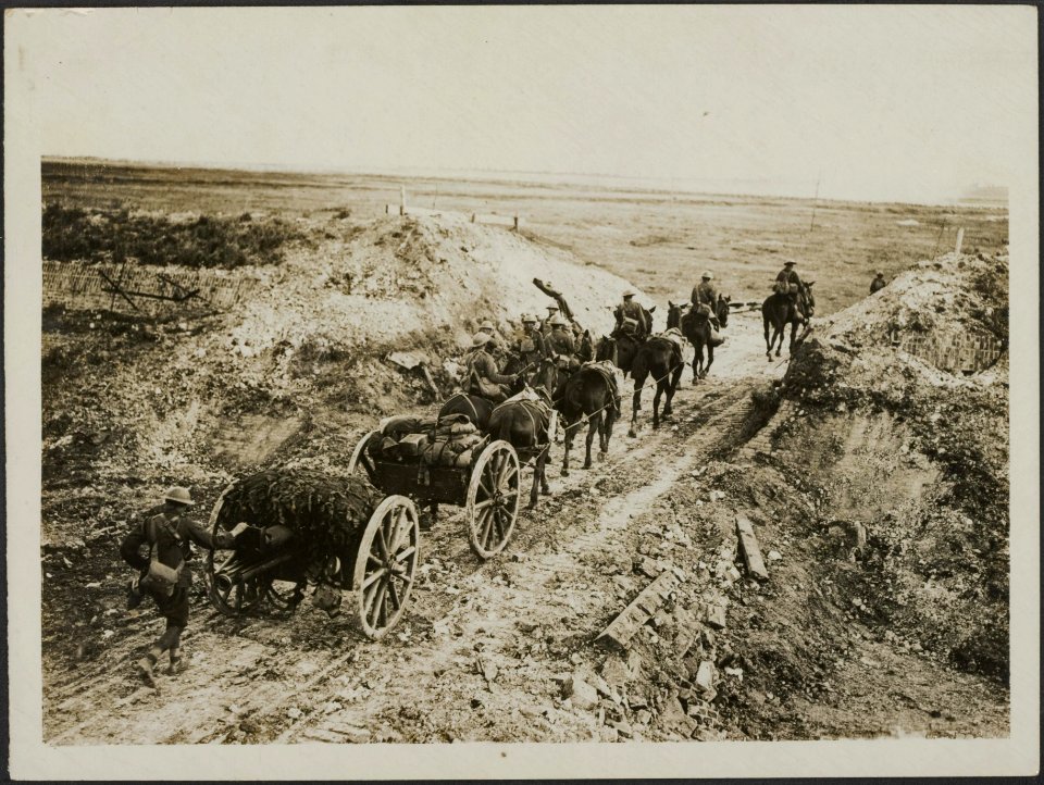 The Cambrai advance. Artillery going through a cuttting in Canal du Nord, Bestanddeelnr 158-1720