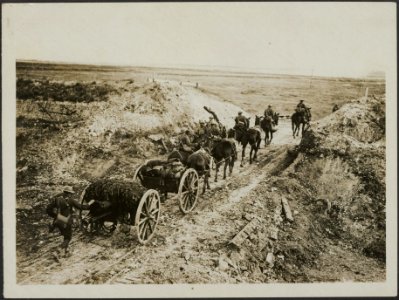 The Cambrai advance. Artillery going through a cuttting in Canal du Nord, Bestanddeelnr 158-1720