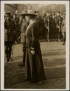 The King inspects the Houshold Battalion in Hyde Park. Princess Mary., Bestanddeelnr 158-1943