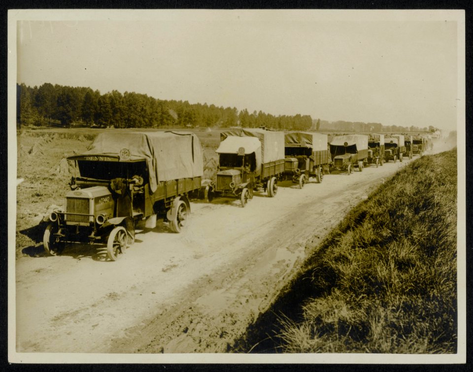 The long white line. A common sight in France these days, Bestanddeelnr 158-0460