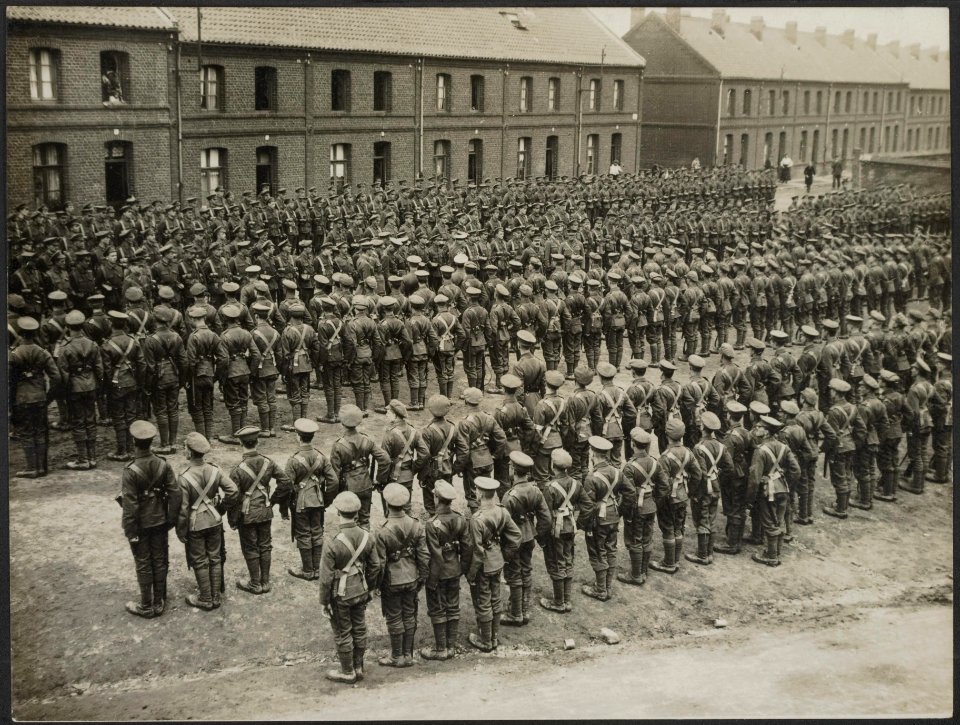 The lord Mayor addressing one of the London Battalions. He is seen standing in t, Bestanddeelnr 158-1832
