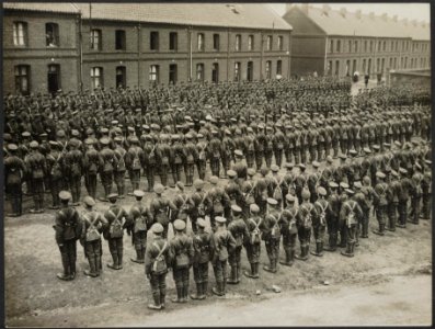 The lord Mayor addressing one of the London Battalions. He is seen standing in t, Bestanddeelnr 158-1832