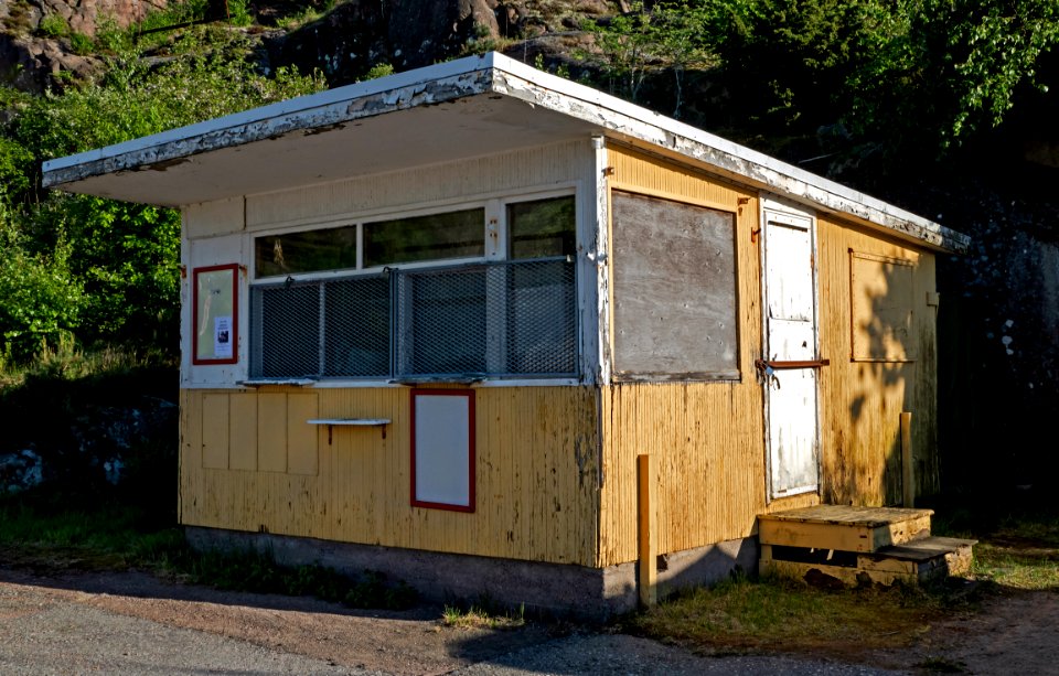 The old closed kiosk in Govik