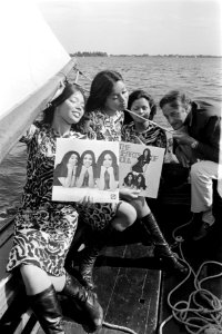 The Hearts of Soul presenteren eerste LP in Oud-Loosdrecht, Bestanddeelnr 923-6161