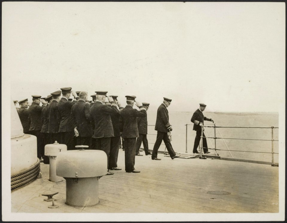 THE KING AND HIS FLEET. The Kings care and affection for his fleet is shown by t, Bestanddeelnr 158-1950
