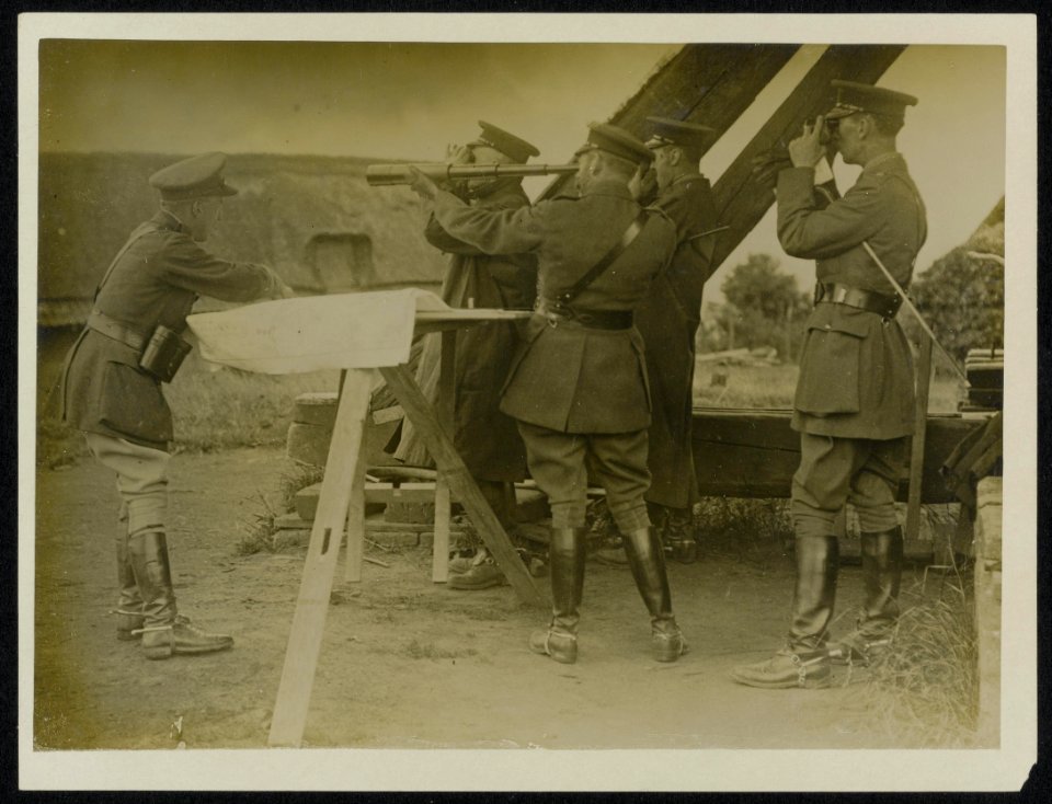 The king watching a bombardment of the German lines., Bestanddeelnr 158-0187