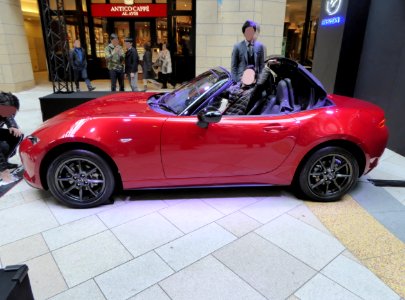The leftside of Mazda ROADSTER S Spacial Package (ND) with automatic transmission,whose roof a driver is trying opening