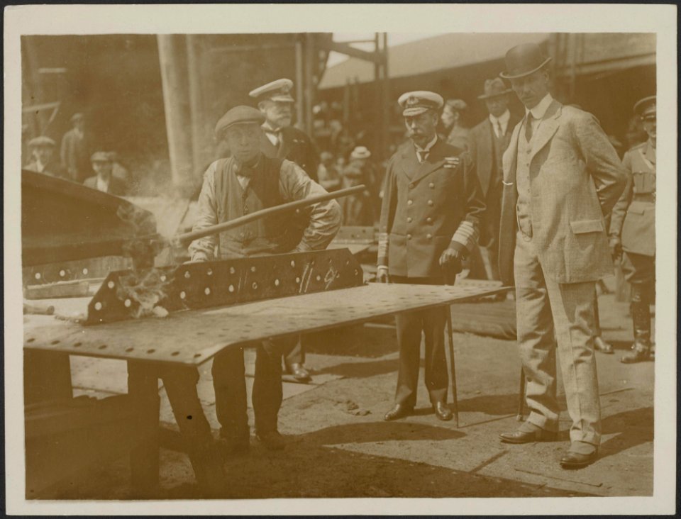 The King watching rivetting operations., Bestanddeelnr 158-1945