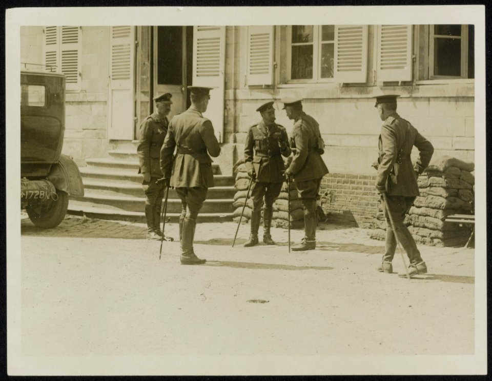 The King George V at a chateau at the front., Bestanddeelnr 158-0188