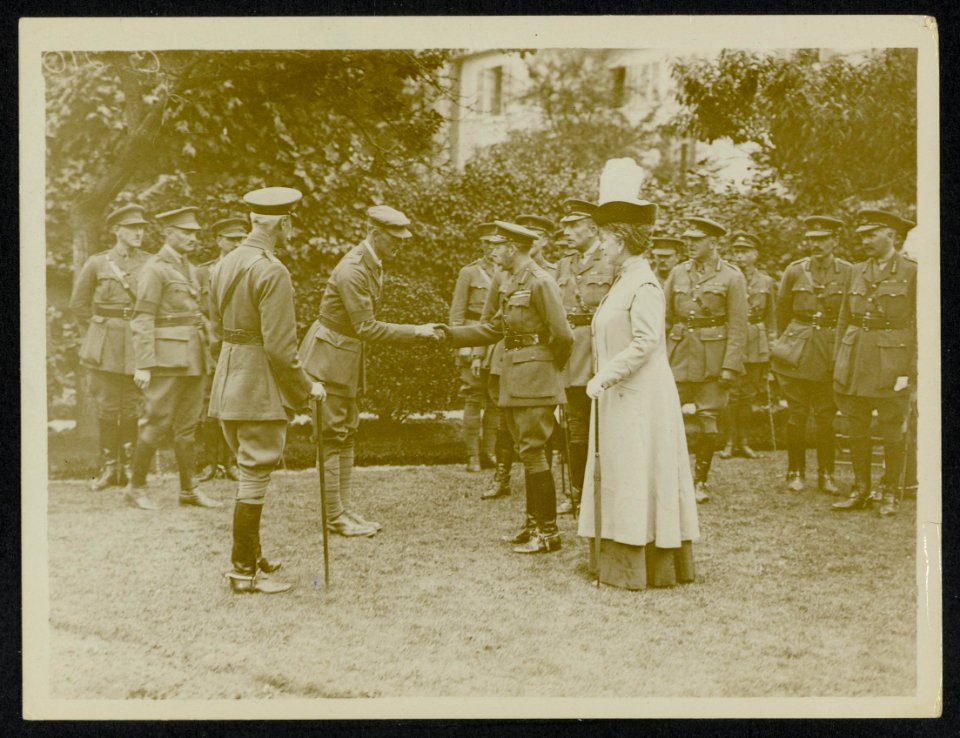 The King recieves a war correspondent, Bestanddeelnr 158-0766