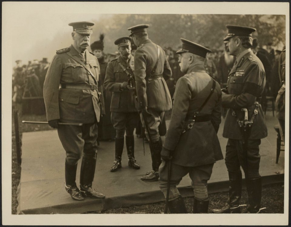 The King inspects the Houshold Battalion in Hyde Park., Bestanddeelnr 158-1940