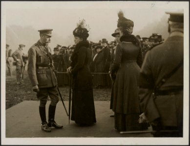 The King inspects the Houshold Battalion in Hyde Park. The King, Queen Alexandra, Bestanddeelnr 158-1942