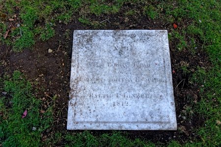 The Family Tomb of John Stoughton Esquire & Ralph L. Linzee, 1812 - Old Burying Ground - Arlington, MA - DSC03051