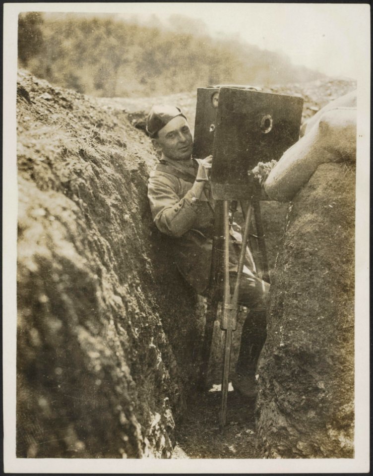 The official cinematographer is shielded from splinters by an armoured plate, Bestanddeelnr 158-2184