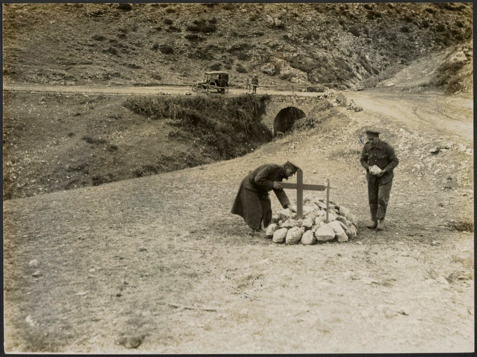 The lonely mountain grave of a British motor driver, who belonged to a unit whic, Bestanddeelnr 158-2488