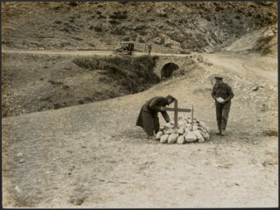 The lonely mountain grave of a British motor driver, who belonged to a unit whic, Bestanddeelnr 158-2488