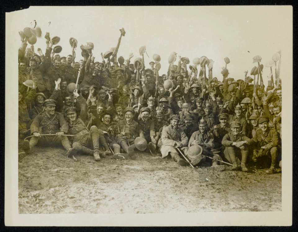 The Northumberland Fusiliers after the taking of a village, Bestanddeelnr 158-0410