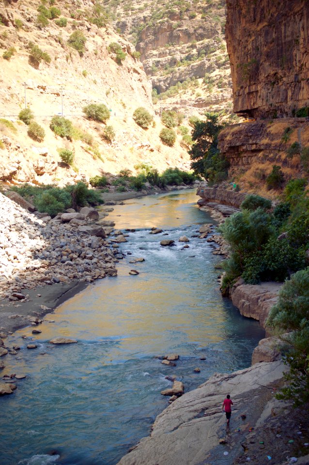 The Hamilton Road connects Erbil and Iran along a river valley 03