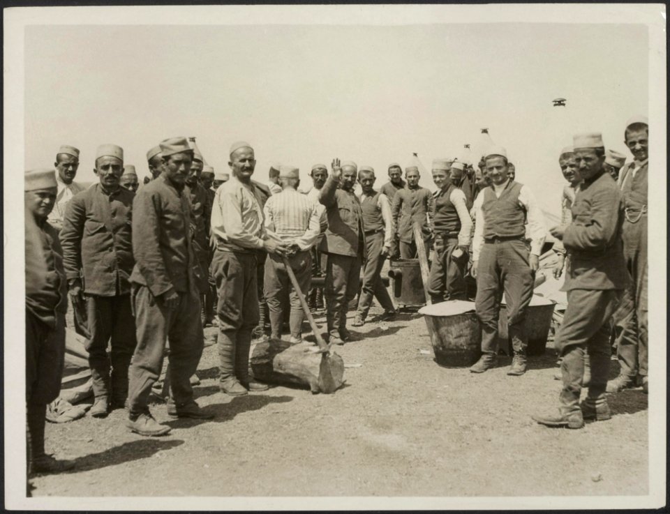 The first detachment of Albanians to arrive in Salonika. They will fight on the , Bestanddeelnr 158-2187