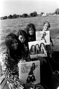 The Hearts of Soul presenteren eerste LP in Oud-Loosdrecht links Hearts of So, Bestanddeelnr 923-6165