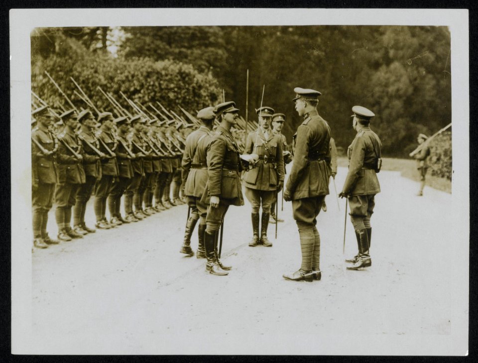 The King of the Belgians chats with the officer of the Guard of Honour, Bestanddeelnr 158-0279