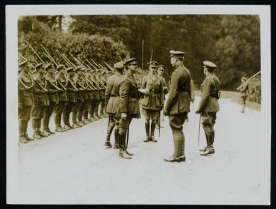 The King of the Belgians chats with the officer of the Guard of Honour, Bestanddeelnr 158-0279