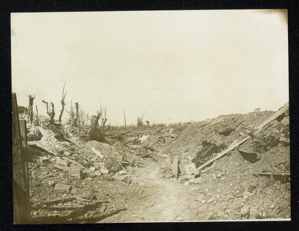 The old chapel and cemetery at Courcelette, Bestanddeelnr 158-1126