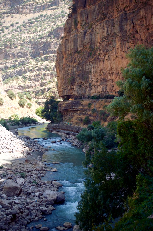 The Hamilton Road connects Erbil and Iran along a river valley 02
