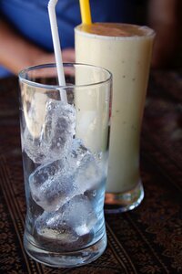 Erfrischungsgetränk glass ice cubes photo