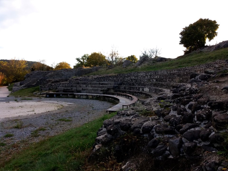 Théâtre gallo-romain d'Alba-la-Romaine - Les gradins 2