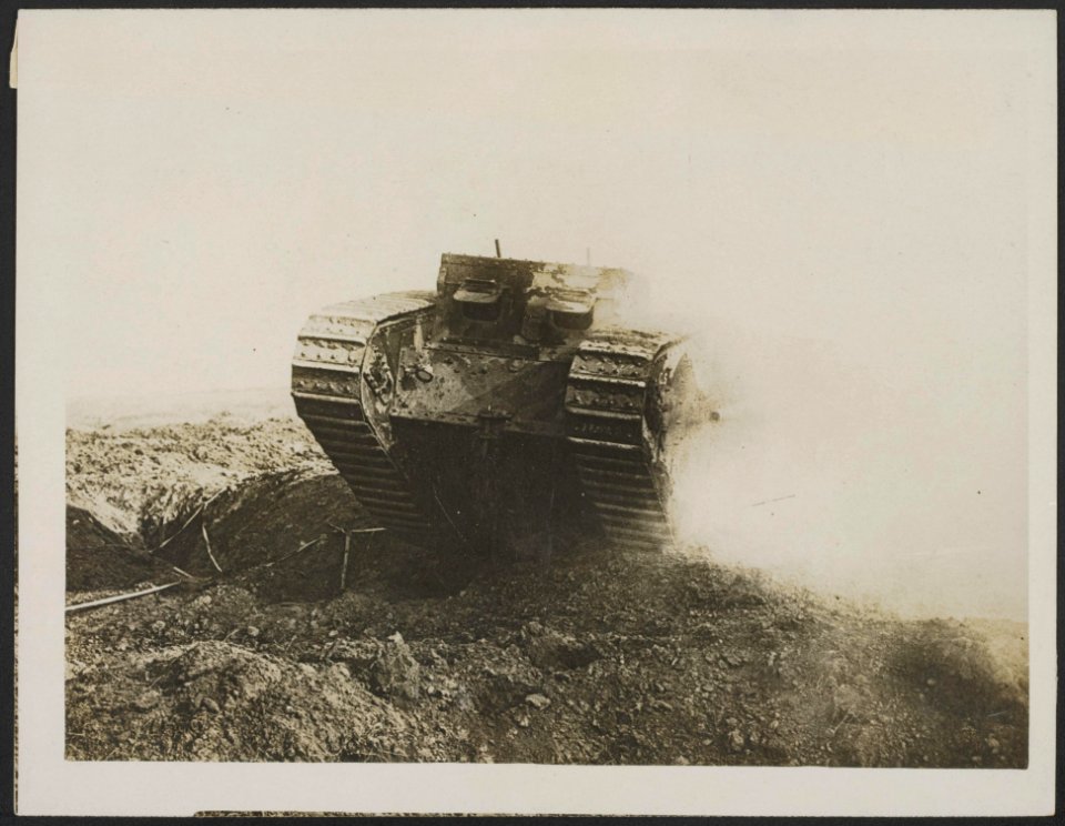 The first official pictures of the wonderful British Tanks in action on the We, Bestanddeelnr 158-1931