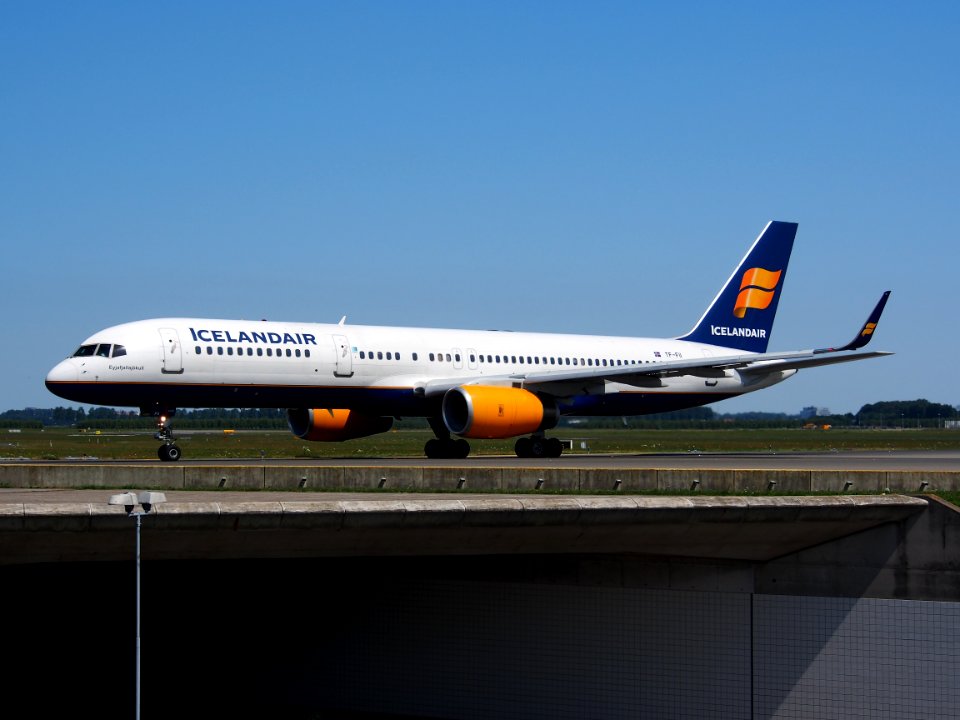 TF-FII Icelandair Boeing 757-208(WL) - cn 24760 taxiing 21july2013 pic-003