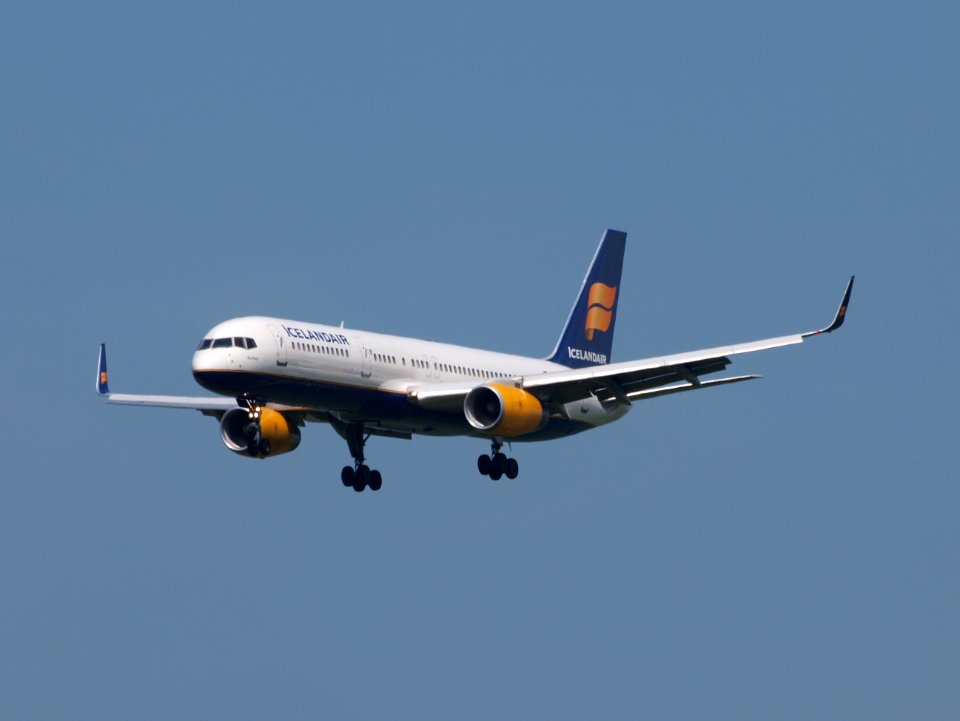 TF-FIJ Icelandair Boeing 757-208(WL) pic1