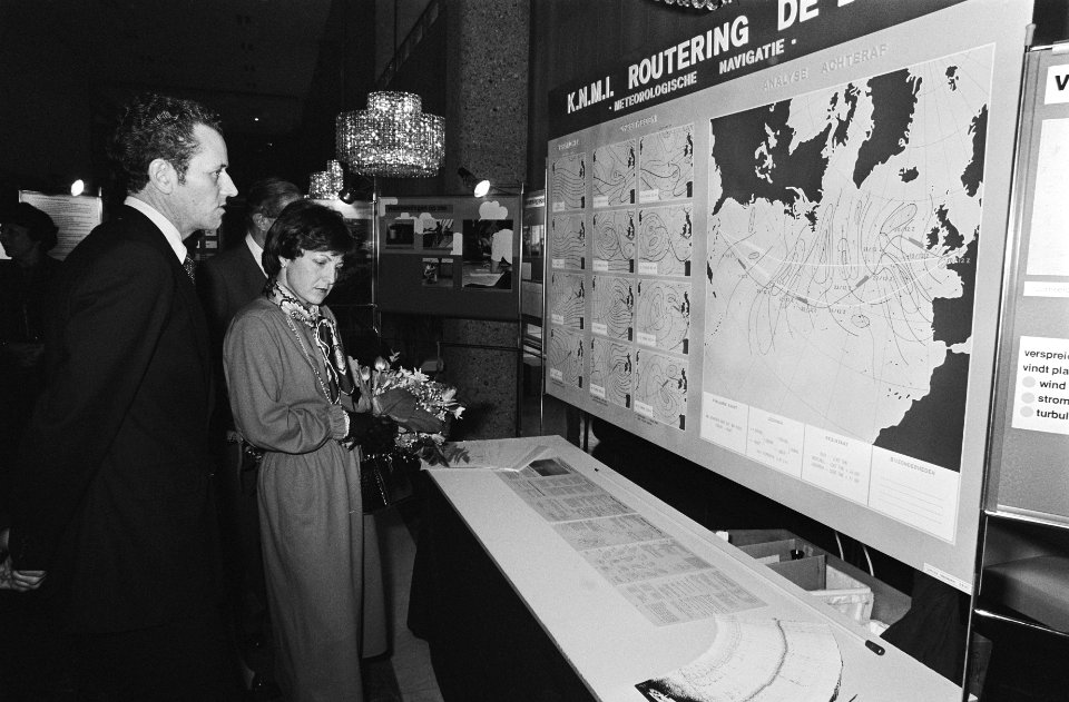 Tgv 125-jarig bestaan KNMI uitreiking onderscheidingen door Prinses Margriet , Bestanddeelnr 930-0975