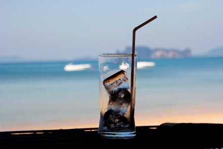 Erfrischungsgetränk glass ice cubes photo