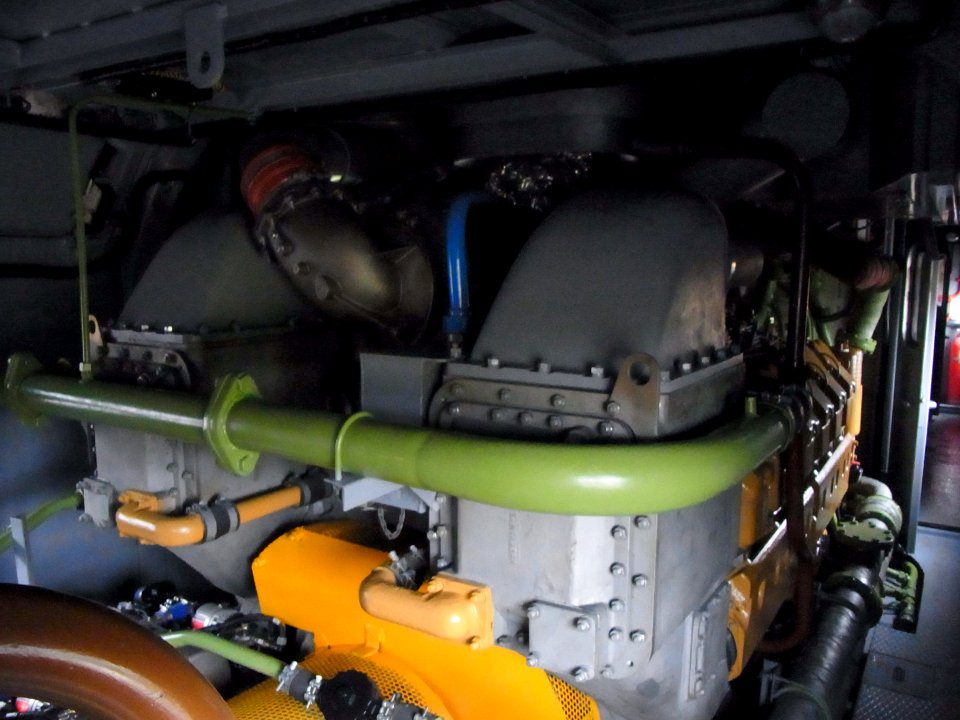 TG16M-001 interior - diesel engine (2)