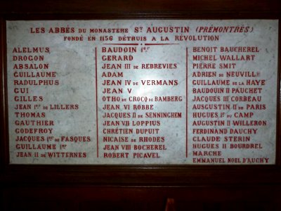 Thérouanne (Pas-de-Calais, Fr) église Saint-Martin, plaque liste des abbés du monastère