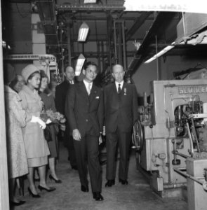 Thailands vorstenpaar bezoekt Coop Centr Melkfabriek St Bernardus, Bestanddeelnr 911-7104